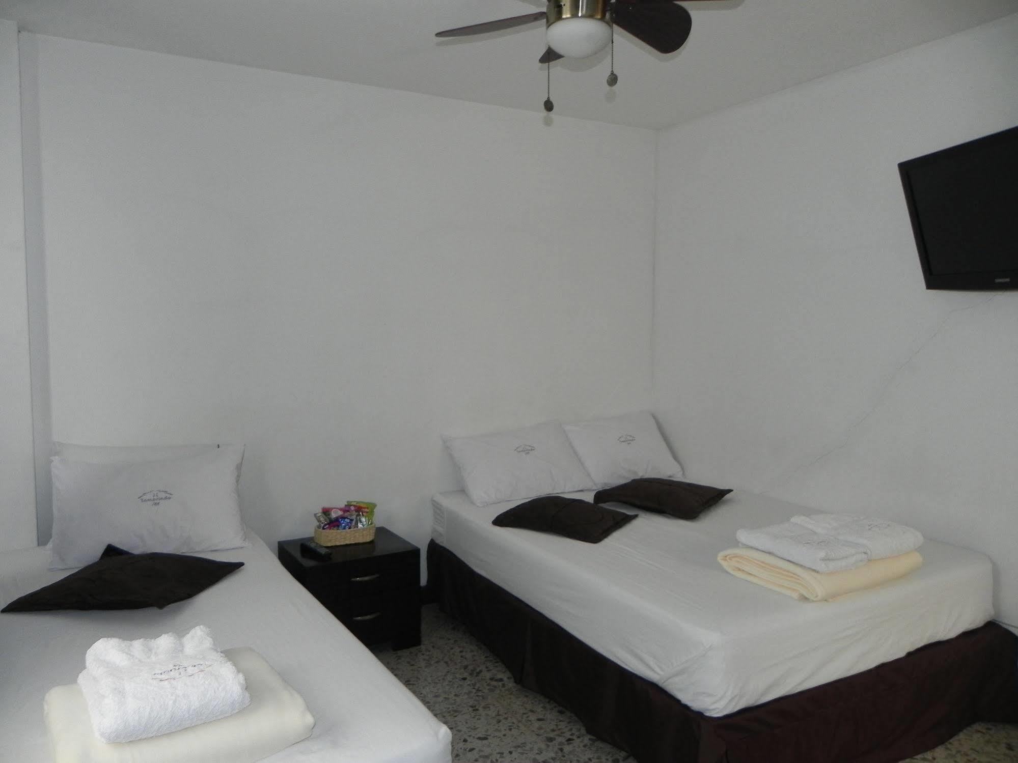 Hostal Tamarindo Inn Меделин Екстериор снимка