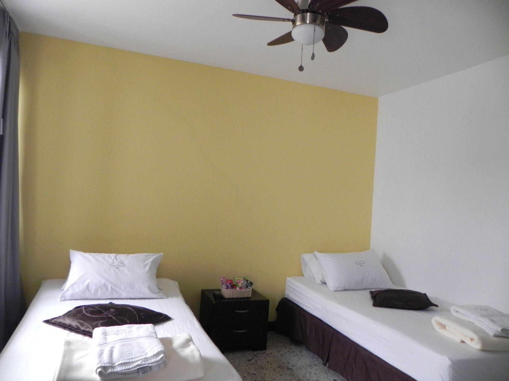 Hostal Tamarindo Inn Меделин Екстериор снимка