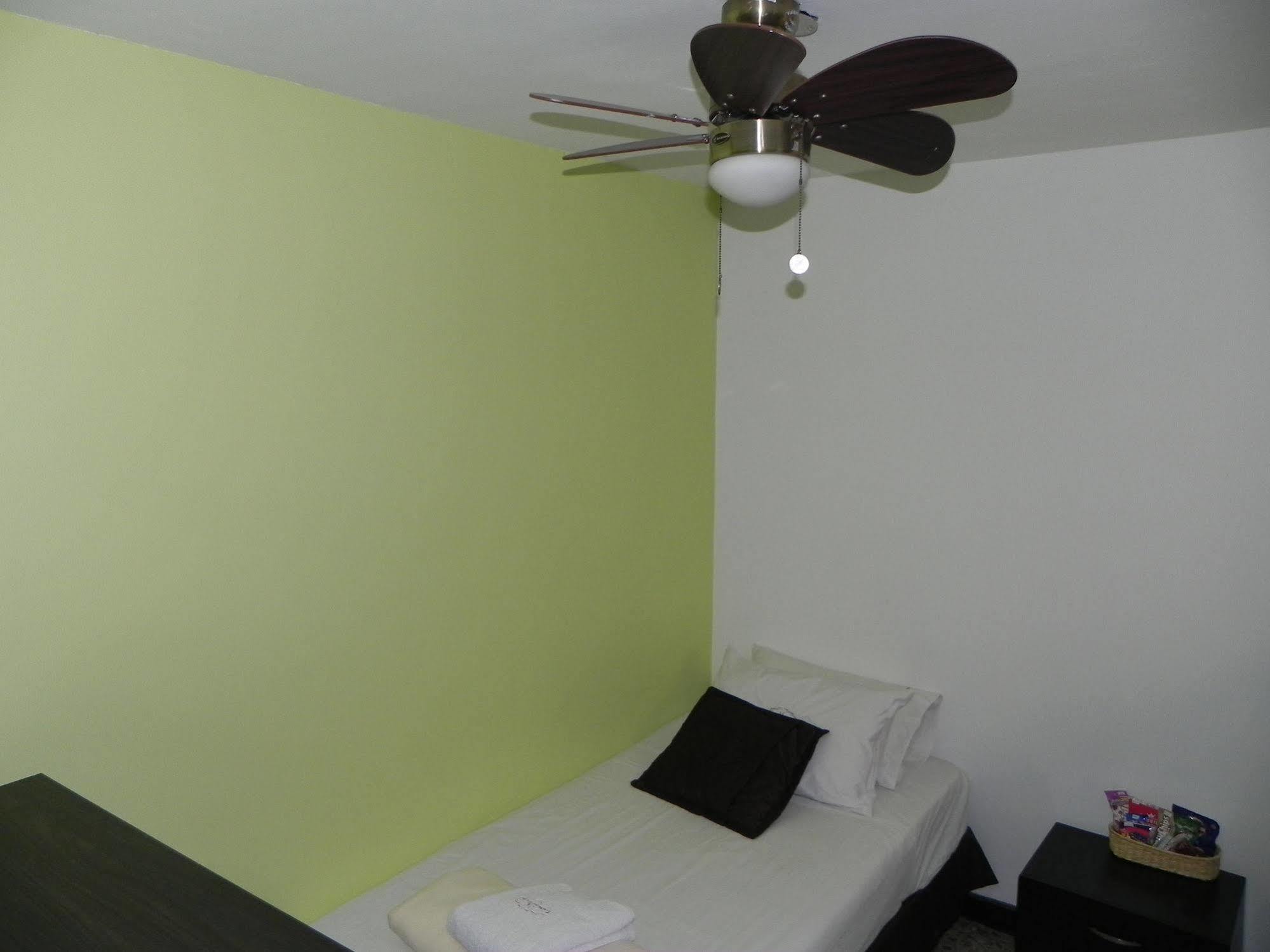 Hostal Tamarindo Inn Меделин Екстериор снимка