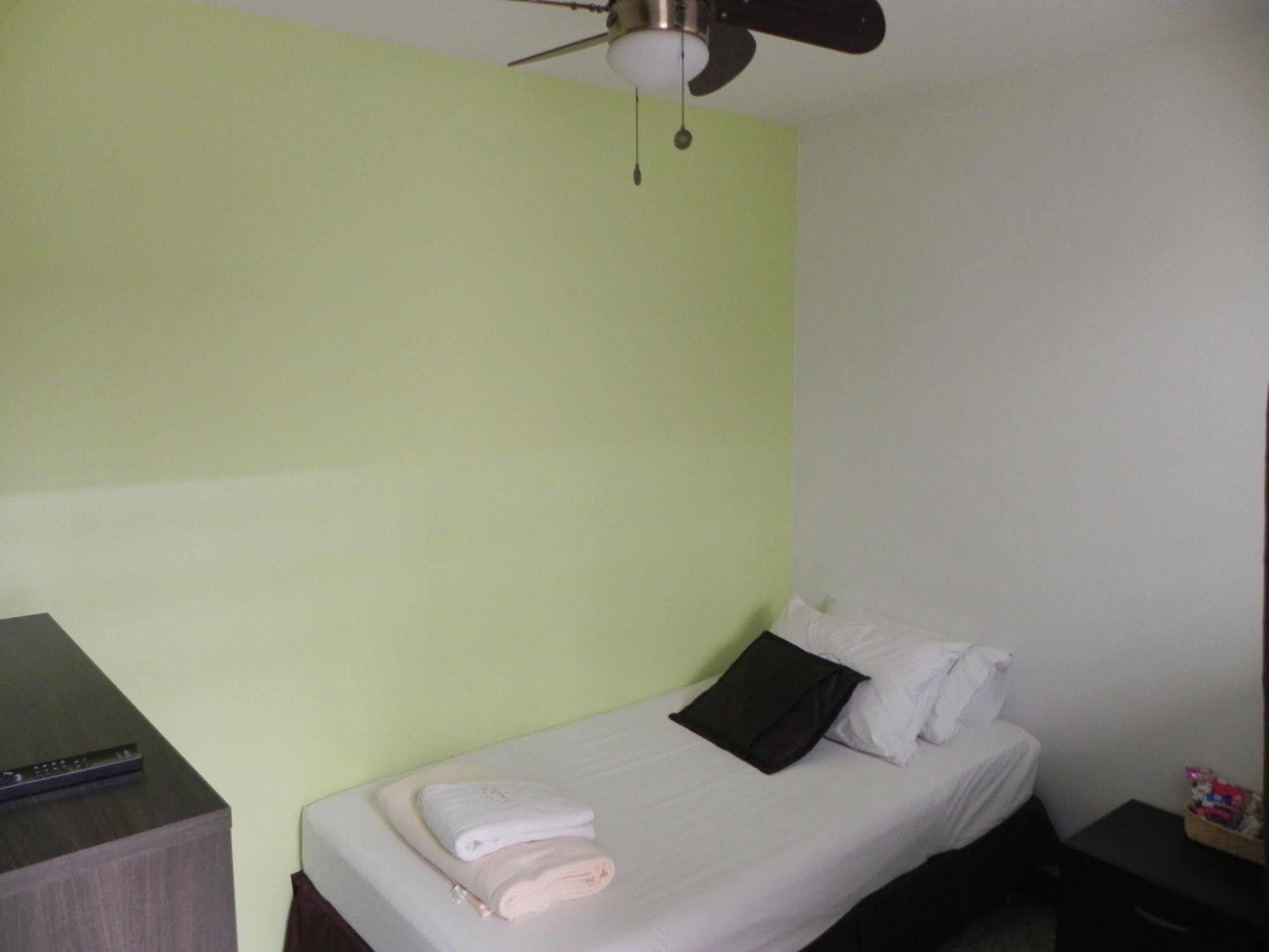 Hostal Tamarindo Inn Меделин Екстериор снимка