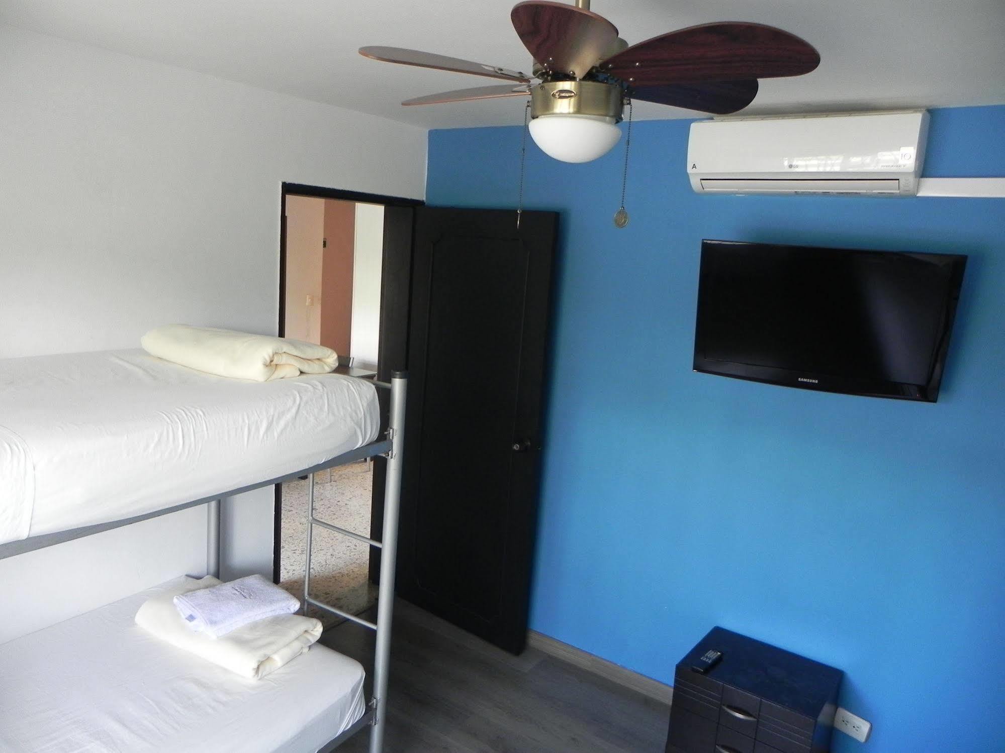 Hostal Tamarindo Inn Меделин Екстериор снимка