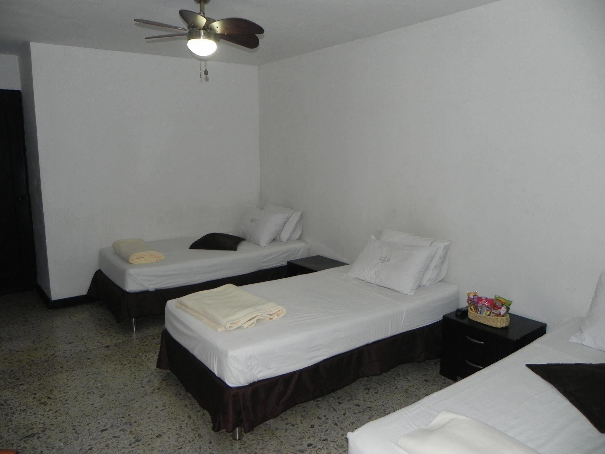 Hostal Tamarindo Inn Меделин Екстериор снимка