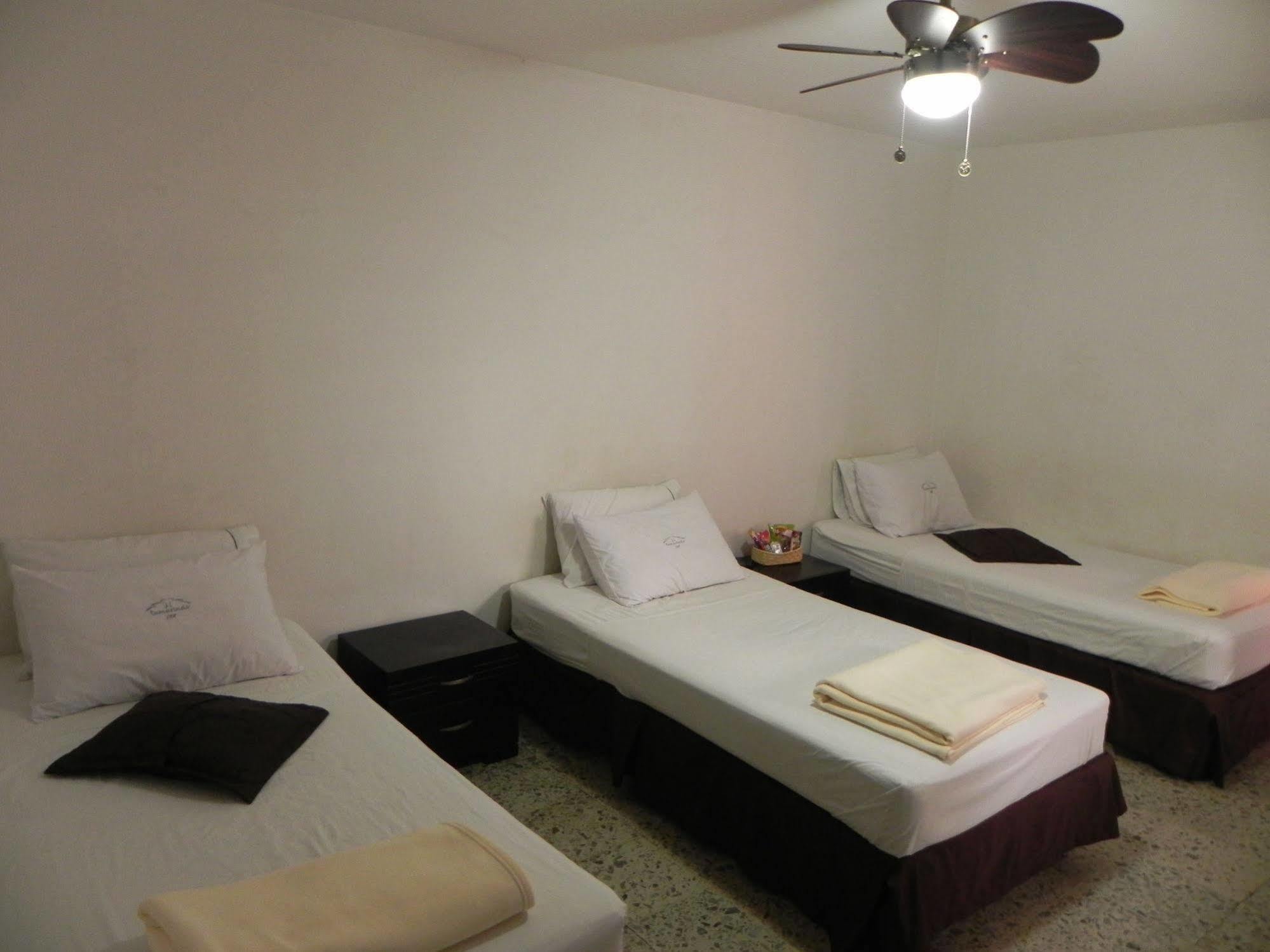 Hostal Tamarindo Inn Меделин Екстериор снимка