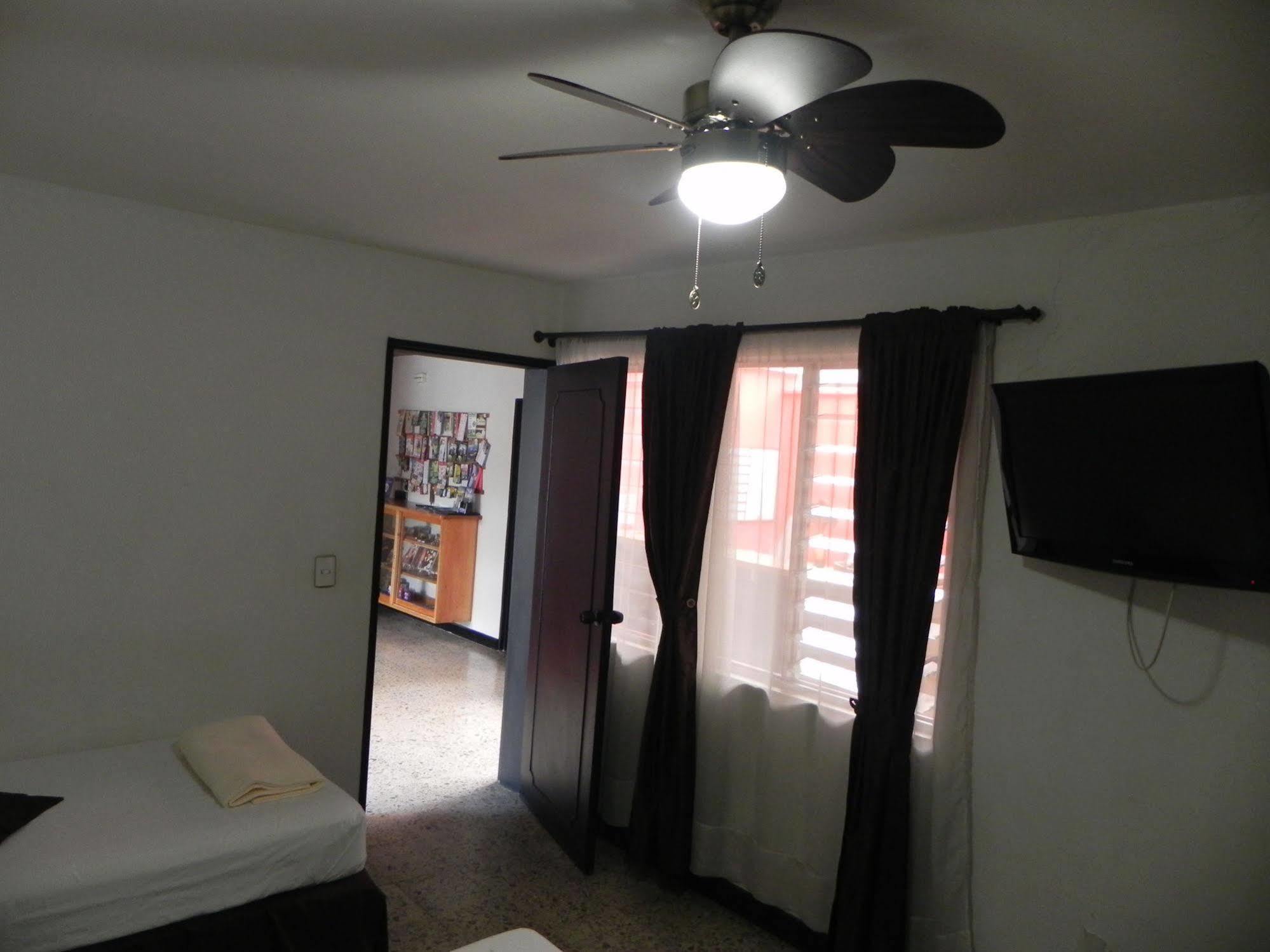 Hostal Tamarindo Inn Меделин Екстериор снимка