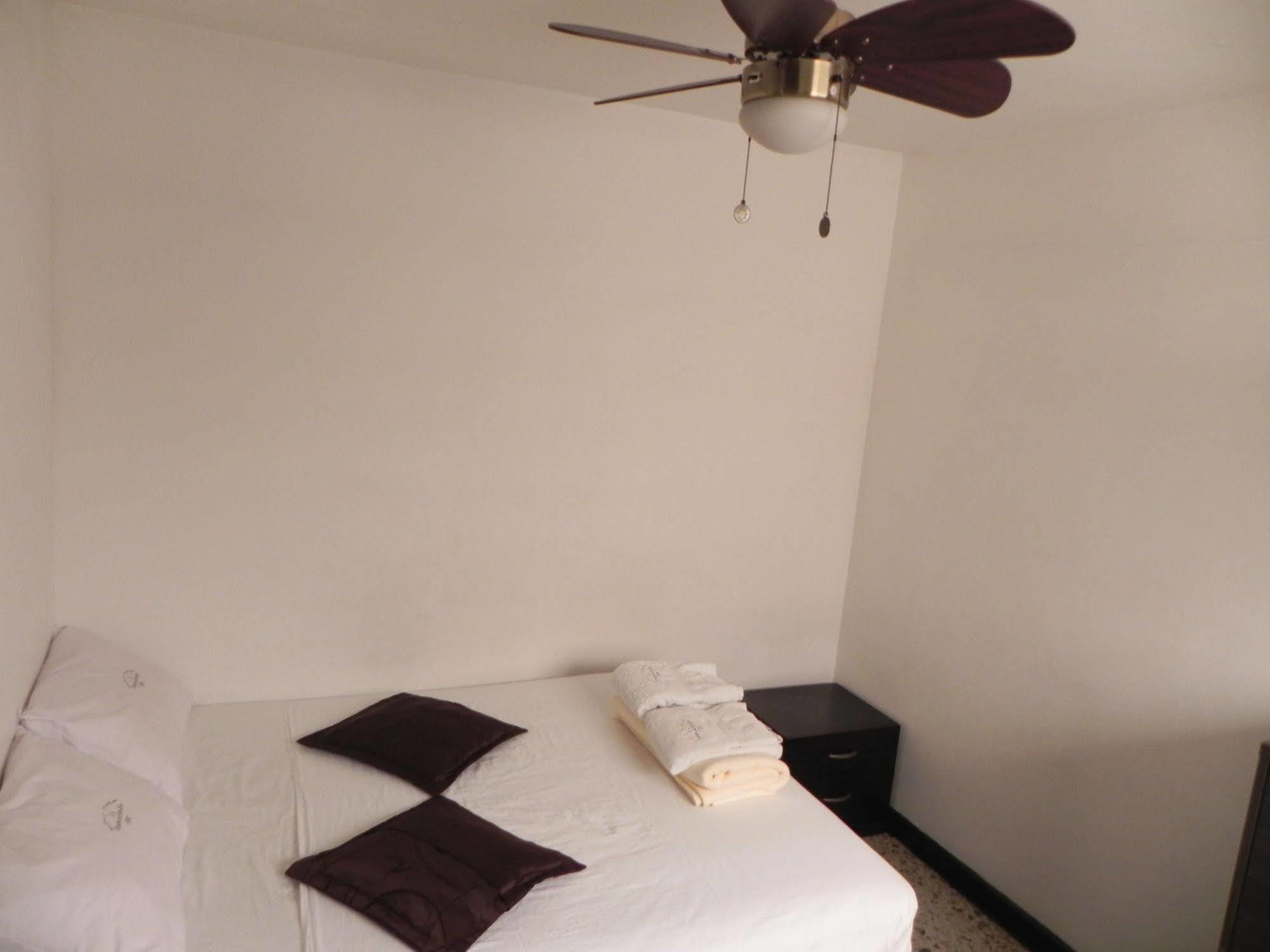 Hostal Tamarindo Inn Меделин Екстериор снимка