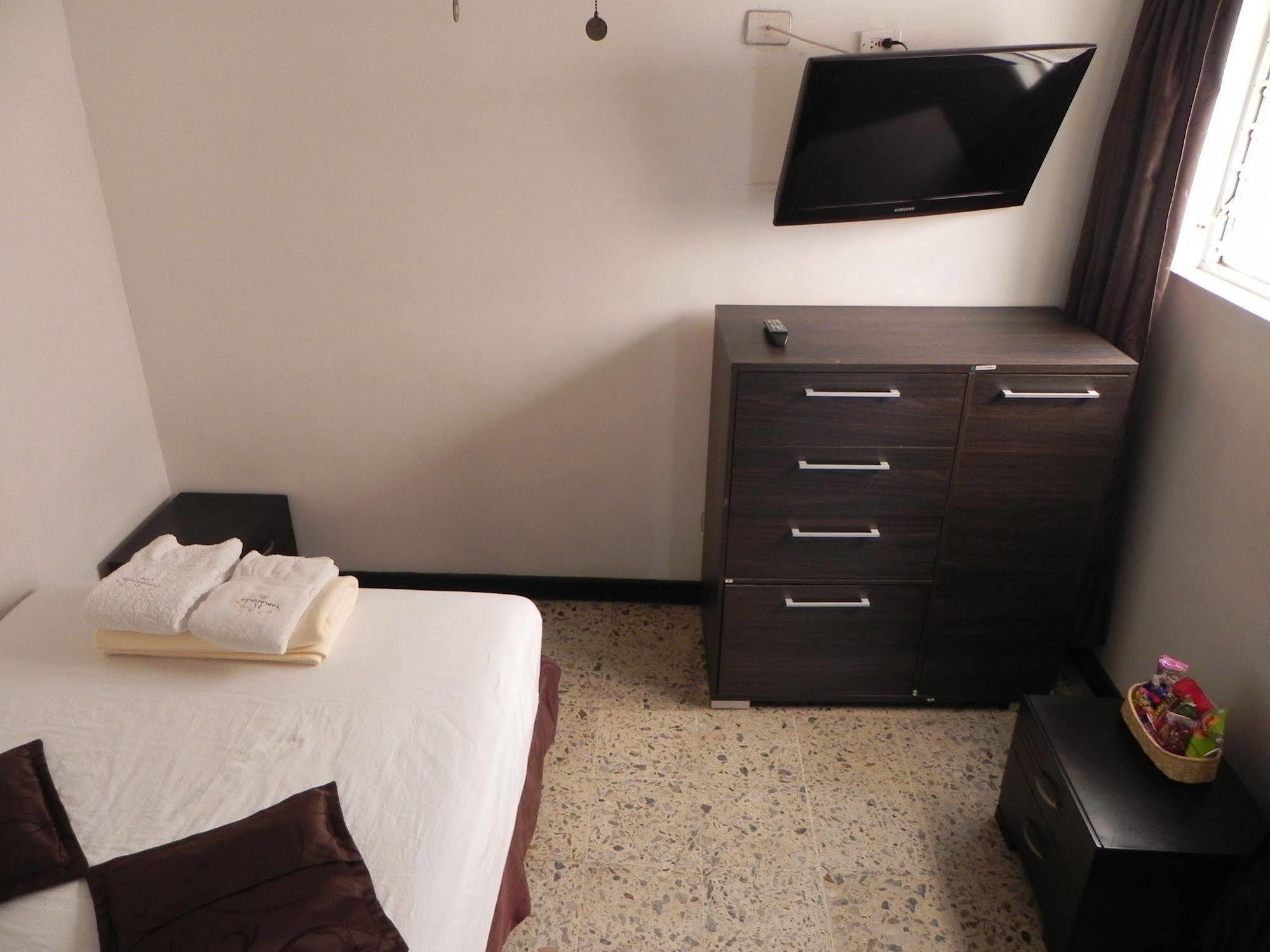Hostal Tamarindo Inn Меделин Екстериор снимка