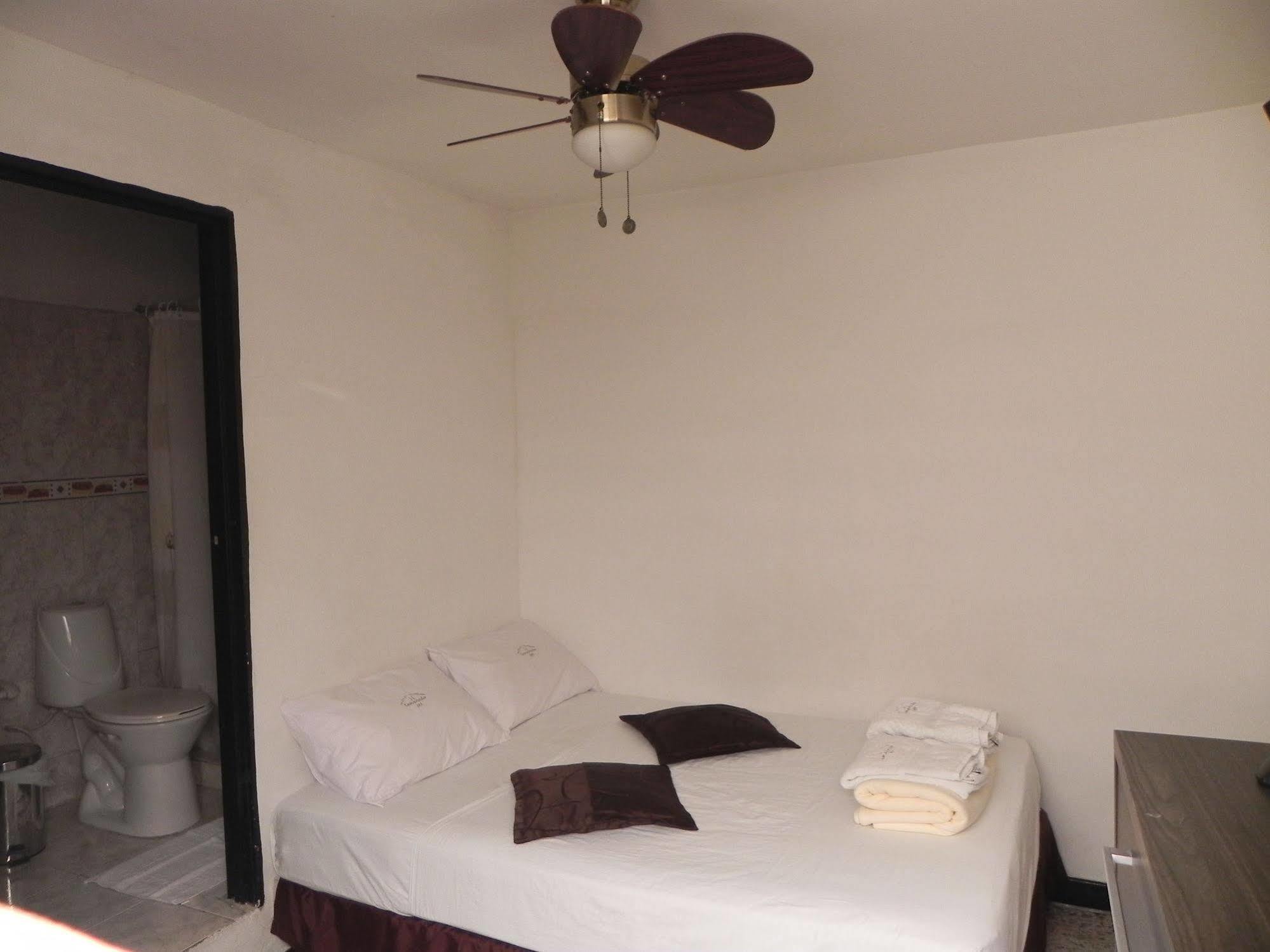 Hostal Tamarindo Inn Меделин Екстериор снимка